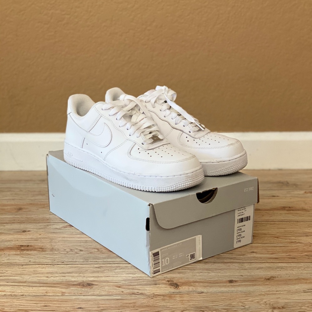 WOMENS AIR FORCE 1 ‘07 SIZE 10 Nike